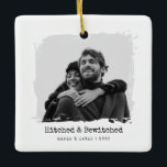 En Céramique Hitched & Bewitched - Ornement photo Mariage<br><div class="desc">Un ornement en céramique carré chic avec une vitrine photo peinte à la brosse et une légende "Hitched & Bewitched" audacieuse. Ajoutez vos noms et votre année en dessous pour marquer le moment. Le look noir et blanc épuré flatte les portraits mariages ou fiançailles et se marie avec n'importe quel...</div>