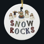En Céramique Ornement de conservation des roches à neige<br><div class="desc">Plusieurs bonhommes de neige et un ange de neige avec le texte "Rochers de neige" sur un ornement de gardien de neige que vous êtes sûr d'aimer!</div>