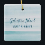 En Céramique Ornement de l'île de Galveston<br><div class="desc">Superbe aquarelle bleu clair foncé met en évidence les coordonnées longitude et latitude de Galveston Island,  Texas.</div>