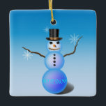 En Céramique Ornement de Snowman<br><div class="desc">Snowman avec chapeau supérieur. bras,  boutons et flocons de neige.</div>