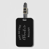 EN DAAROM BEGINT DE ADVENTUUR MET HET VERBREKEN VA BAGAGELABEL (Voorkant (verticaal))