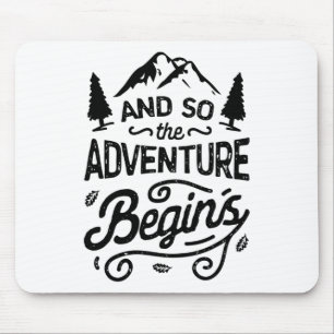 En dus begint het avontuur T-shirt Outdoor Camping Muismat