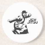 En Grès Dessous de verre Jew Jitsu | Cadeaux Juifs Bar Mit<br><div class="desc">Excellent cadeau pour votre prochain Bar Mitzvah! Ce dessous de verre génial contient un design graphique noir et du texte noir,  il est meilleur sur une couleur arrière - plan claire.  juif humour drôle juifs "ju jitsu" jew jitsu" hivernage juif hilarant</div>