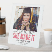 En net als dat ze maakte het afstudeerfeest reclamebord met voetstuk (Insitu)