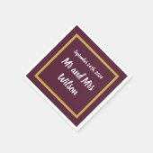 En Papier Élégante calligraphie or sur la serviette pourpre  (Coin)