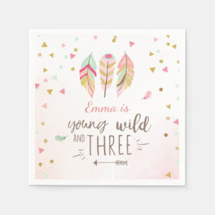 En Papier Fille d'or jeune sauvage et de la serviette trois