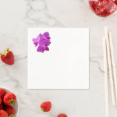 En Papier Orchidées violettes multiples sur la serviette (En situation)