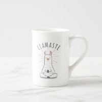 Pose de yoga de lama avec tasse de café de lamaste