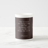 En Porcelaine Tasse nommée faite sur commande de citation de (Devant)