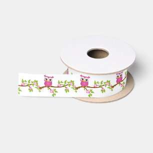 En Satin Fille mignonne de hibou sur un ruban de branche