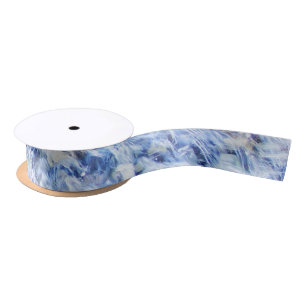 En Satin Ruban ondulant l'eau bleue