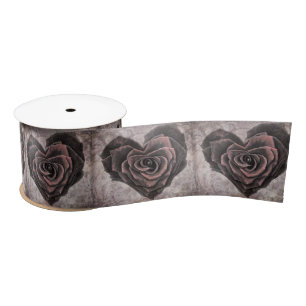 En Satin ruban rose du coeur de goth