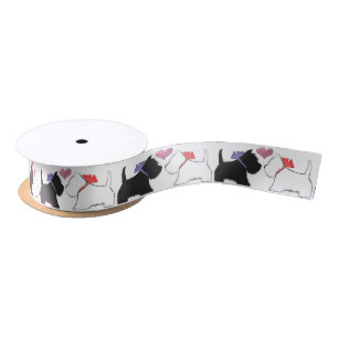 En Satin Westie mignon poursuit le ruban d'art