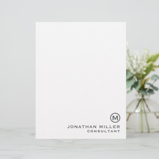 En-tête De Lettre Gray Simple Monogramme Nom typographique Titre (Debout devant)