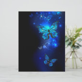 En-tête De Lettre Le papillon morpho dans l'Arrière - plan sombre (Debout devant)