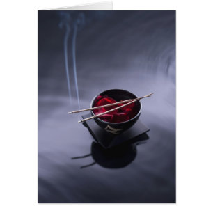 Encens brûlant sur la cuvette de pétales