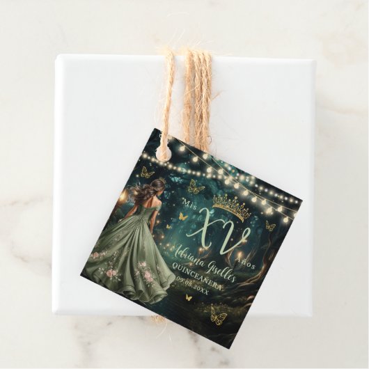 Enchanted Forest Sage Green Dress Gold Quinceañera Bedankjes Labels (In situ)