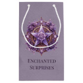 Enchanted Surprises – Witchy Gift Bag Klein Cadeauzakje (Achterkant)