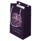Enchanted Surprises –  Witchy Gift Bag Klein Cadeauzakje (Achterkant Gekanteld)