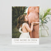 Encore une en 2024 Faire-part de grossesse (Debout devant)