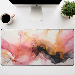 Encre d'alcool Liquide Black Rose personnalisée<br><div class="desc">Dévoiler notre Mat aux vagues Liquides Personnalisées Noir, Rose et Or. Ce design captivant présente un motif abstrait d'ondes fluides dans une élégante harmonie de tons noir, rose et or. Le contraste saisissant crée une atmosphère luxueuse, tandis que la fonctionnalité personnalisée ajoute une touche unique à ce design. Cette pièce...</div>