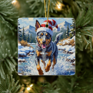 Energieke Blue Heeler-hond Winter Creek Kerstmis Keramisch Ornament
