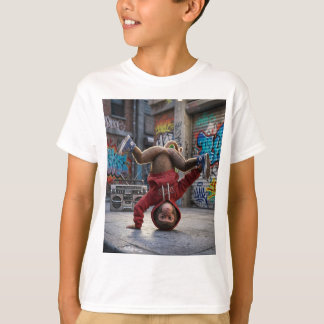 Energieke vrouwelijke aap die breakdance doet t-shirt