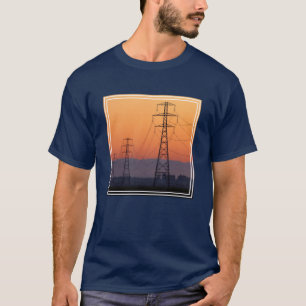 Energiemasten bij zonsondergang t-shirt