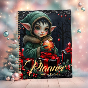 Enfant Elfe mignon en manteau à capuchon vert