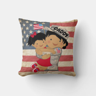 Enfant fille, fille, accroupir Soldat Papa Coussin