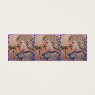 enfant jouant à la corne de jouet