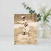 enfant jouer à la carte postale de baseball (Debout devant)