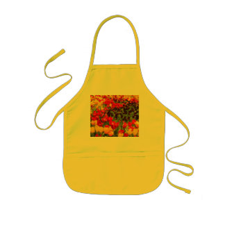 Enfant L'épanouissement des tulipes sur le tablier