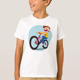 Enfant montant un T-shirt de vélo