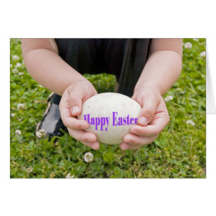 Enfant tenant l'oeuf de Pâques