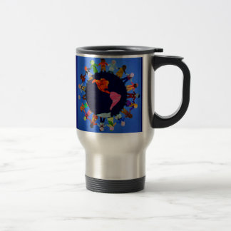Enfants autour de la tasse de voyage du monde :