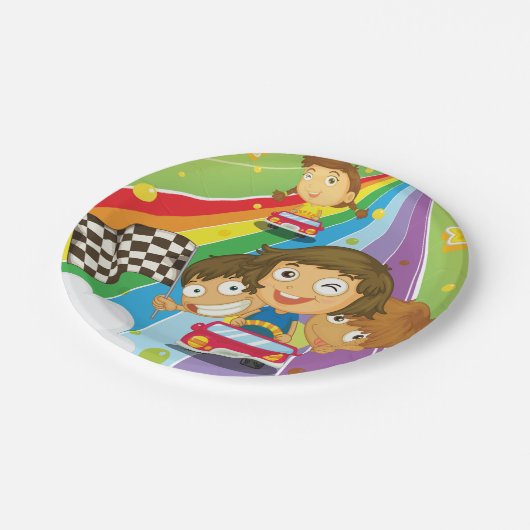 Enfants en course sur des assiettes en papier arc- (Angle)
