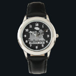 Enfants garçons nom gris noir train montre poignet<br><div class="desc">Des enfants d'art graphique regardent un train à vapeur gris graphique sur un arrière - plan noir avec des numéros d'horloge blancs. Personnaliser avec votre nom lit actuellement Alexandre.</div>