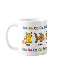 Enfants heureux alphabet et tasse d'animaux