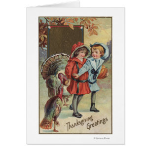 Enfants tenant un citrouille, dindes