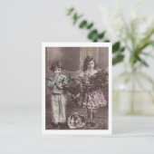 Enfants timides avec fleurs Antique carte postale (Debout devant)