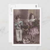 Enfants timides avec fleurs Antique carte postale (Devant / Derrière)