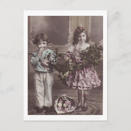 Enfants timides avec fleurs Antique carte postale (Devant)