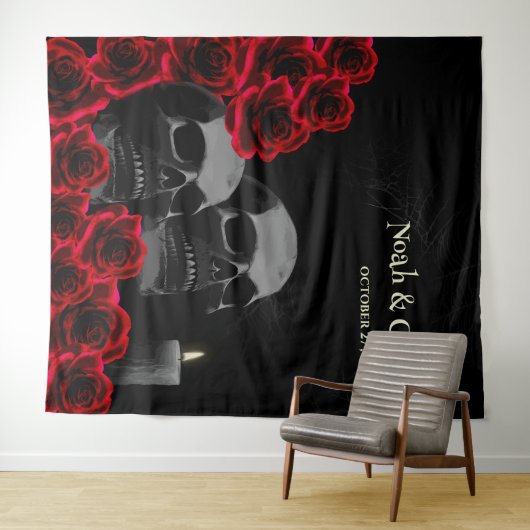 Enge rode bloemengotische schedel en Rozen Hallowe Wandkleed (In Situ (horizontaal))