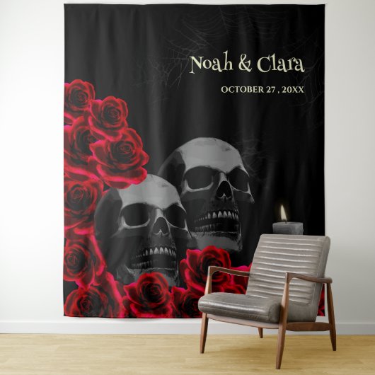 Enge rode bloemengotische schedel en Rozen Hallowe Wandkleed (In situ)