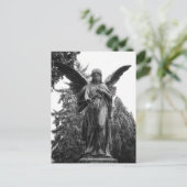 Engel met gespreide vleugels met een bloem briefkaart (Staand voorkant)