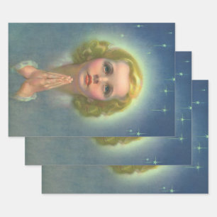 Engelachtig blond meisje met halo en sterren die b inpakpapier vel