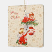 Engelen versieren de kerstboom keramisch ornament (Links)