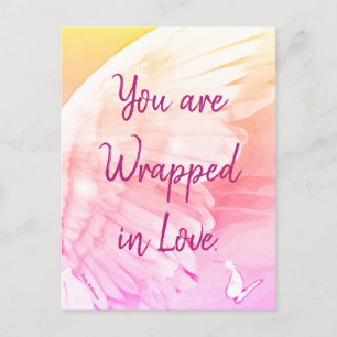 Engelenvleugelvlinder gewikkeld in roze liefdesbri briefkaart