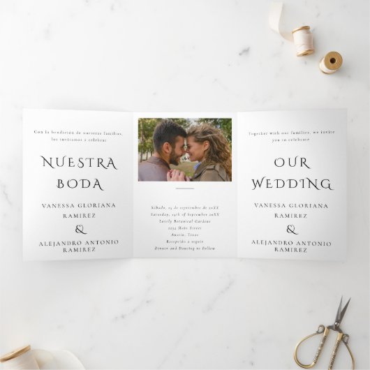 Engels en Spaans Nuestra Boda tweetalige bruiloft Drieluik Uitnodiging (Binnen)